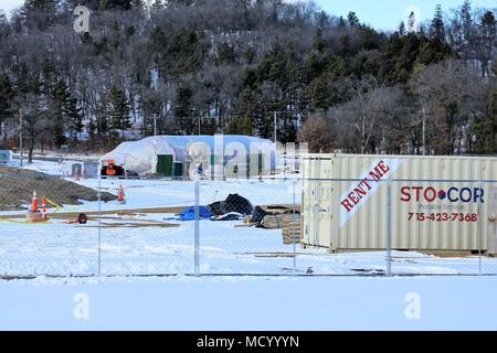 Catamount Constructors, travailleurs avec Inc. de Lakewood, Colorado, continuer la construction du Fort McCoy Point de contrôle d'accès 8 mars 2018 Projet de Fort McCoy, Wisconsin (Etats-Unis) un contrat de 9,9 millions de dollars pour la nouvelle construction a été attribué en mai 2017 à l'intermédiaire de la Catamount Constructors Inc. U.S. Army Corps of Engineers, qui gère le contrat. La description du projet indique la construction inclut la construction d'un nouveau contrôle d'identité avec un nouveau gardien ; bureau ; recherche et développement ; les auvents d'inspection et de la construction de nouvelles routes, parking, éclairage et feux de circulation. Banque D'Images