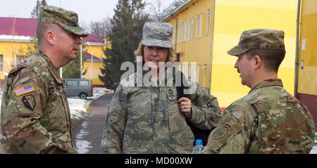 L'viv, Ukraine - Le Général de Steven Ferrari, la 42e Division d'infanterie et commandant en chef de la commande Master Sgt. Amy Giaquinto, la Garde Nationale de New York a fait appel principal du membre de service rencontre le lieutenant-colonel William Murphy, le commandant de cavalerie 2-101, lors d'une visite au Centre d'instruction au combat de Yavoriv (CCT) ici le 8 mars. Au cours de la visite Ferrari et Giaquinto a rencontré les policiers du pays alliés et partenaires des Nations unies et des soldats américains stationnés à la CCT. (U.S. Photo de l'armée par le Sgt. Alexander Recteur) Banque D'Images