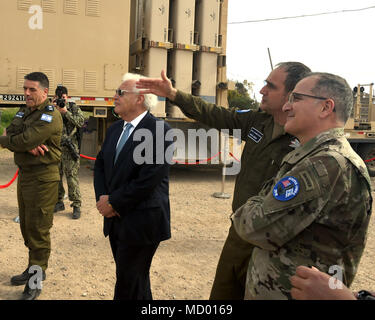 Ambassadeur des États-Unis en Israël David Friedman, commandant de l'U.S. European Command (USEUCOM) et de l'OTAN du commandement suprême des forces alliées en Europe, l'armée américaine le général Curtis Scaparrotti, et sous-chef d'état-major israélien, le général Aviv Kochavi d' le siège de l'exercice Juniper Cobra 18 à Hatzor Air Force Base, le 9 mars 2018. Banque D'Images