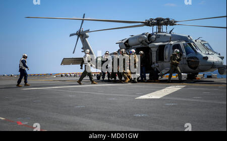 180311-N-SA412-0024 est de la mer de Chine (11 mars 2018) Marine Corps Colonel Tye Wallace, Commandant de la 31e Marine Expeditionary Unit (MEU), et 31 membres du personnel, d'arriver à bord du navire d'assaut amphibie USS Wasp LHD (1). Le groupe expéditionnaire Wasp effectue une patrouille régional destiné à renforcer les alliances régionales, fournir capacité d'intervention rapide, et faire avancer le Up-Gunned concept ESG. (U.S. Photo par marine Spécialiste de la communication de masse 3 Classe Sean Galbreath/libérés) Banque D'Images