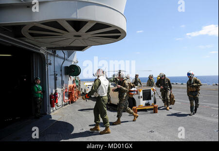 180311-N-SA412-0028 est de la mer de Chine (11 mars 2018) Marine Corps Colonel Tye Wallace, Commandant de la 31e Marine Expeditionary Unit (MEU), et 31 membres du personnel, d'arriver à bord du navire d'assaut amphibie USS Wasp LHD (1). Le groupe expéditionnaire Wasp effectue une patrouille régional destiné à renforcer les alliances régionales, fournir capacité d'intervention rapide, et faire avancer le Up-Gunned concept ESG. (U.S. Photo par marine Spécialiste de la communication de masse 3 Classe Sean Galbreath/libérés) Banque D'Images