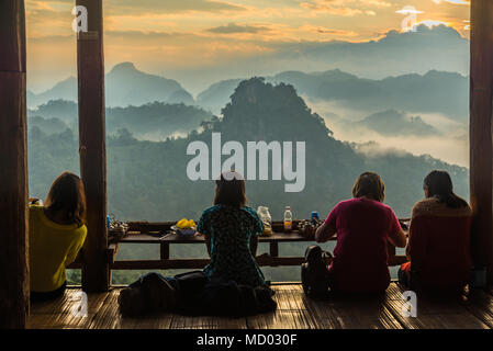 Mae Hong Son, Thaïlande - 26 novembre 2017, touristes assis dans le restaurant rural et avoir de la nourriture tout en regardant vers la montagne et de la vue du matin le lever du soleil Banque D'Images