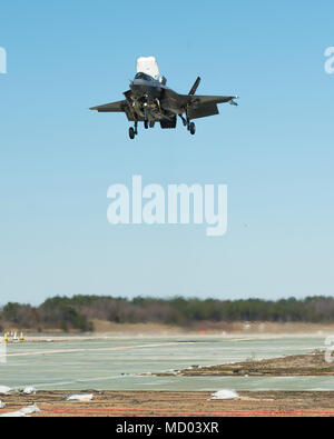 Peter Wilson termine court vent de décoller et d'atterrissage vertical (STOVL) Tests avec BF-1, un F-35B, le 5 mars au Naval Air Station Patuxent River, Maryland. C'est finale BF-1 conception et le développement des systèmes de contrôle de vol avec seulement quelques points de contrôle au sol restant à liquider des djs pour BF-1. En plus de ses capacités STOVL, le F-35B est une combinaison unique de furtivité, radar de pointe, la technologie des capteurs et des systèmes de guerre électronique apporte tous les accès et la létalité des capacités d'un chasseur de cinquième génération. Photo par Lockheed Martin Wiedmann Dane Banque D'Images