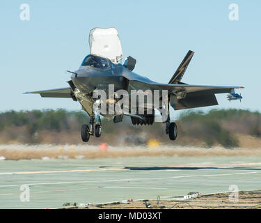 Peter Wilson termine rampante par vent off court et atterrissage vertical (STOVL) Tests avec BF-1, un F-35B, le 5 mars au Naval Air Station Patuxent River, Maryland. C'est finale BF-1 conception et le développement des systèmes de contrôle de vol avec seulement quelques points de contrôle au sol restant à liquider des djs pour BF-1. En plus de ses capacités STOVL, le F-35B est une combinaison unique de furtivité, radar de pointe, la technologie des capteurs et des systèmes de guerre électronique apporte tous les accès et la létalité des capacités d'un chasseur de cinquième génération. Photo par Lockheed Martin Wiedmann Dane Banque D'Images