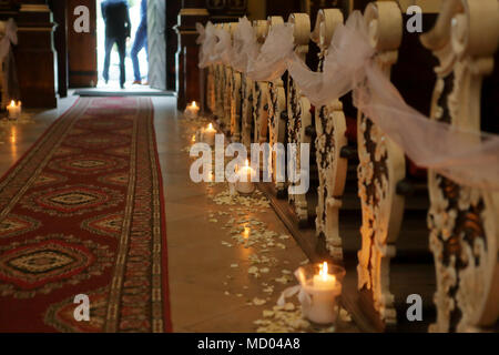 La décoration dans l'église avant la cérémonie du mariage avec l'espace pour le texte Banque D'Images