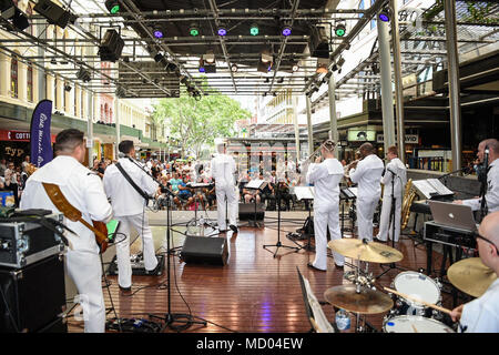 BRISBANE, AUSTRALIE (12 mars 2018) Groupe de musique populaire, édition de l'Extrême-Orient joue un concert public à la Queen Street Mall. Septième Flotte, qui célèbre son 75e anniversaire en 2018, s'étend sur plus de 124 millions de kilomètres carrés, et englobe 36 pays maritimes et 50 pour cent de la population mondiale tout en fonctionnant entre 50 et 70 navires et sous-marins américains, 140 aéronefs et environ 20 000 marins. (U.S. Photo par marine Chef Musicien Luis Lebron/libérés) Banque D'Images