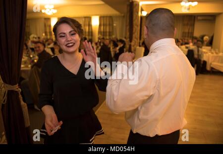 180309-N-BK435-0494 CARACAL, Roumanie (9 mars 2018) Master-at-Arms 3 Classe Nicole Jones, un natif de Toledo (Ohio) affectés à l'installation de soutien naval (NSF) Deveselu, promenades à la scène avec le billet gagnant lors d'une balle de la Journée internationale de la femme tenue à Romula Événements Impériale et le restaurant. NSF Deveselu et Aegis à terre de défense antimissile Roumanie sont situés dans la base militaire roumaine 99e et jouer un rôle clé dans la défense antimissile balistique en Europe orientale. (U.S. Photo par marine Spécialiste de la communication de masse 1re classe Jeremy Starr/libérés) Banque D'Images