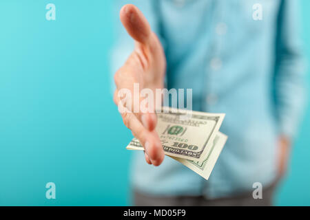 Man giving a hundred dollar bill Banque D'Images