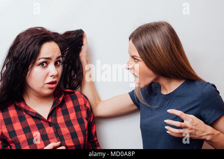 Des cris, de la haine, de la rage. Émotionnel, les jeunes font face. Moitié femelle portrait en pied. Les émotions humaines, l'expression faciale concept. Banque D'Images