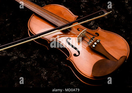 Violin and Bow classique sur un fond sombre libre Banque D'Images