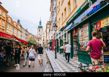 Prague, République tchèque - 29 août 2016 : Marché de l'Havel et gens de tourisme Banque D'Images