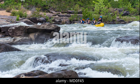 Rafting sur la navigation de l'équipage rapides sur la rivière Chattahoochee entre Columbus, GA et Phenix City, AL. Banque D'Images