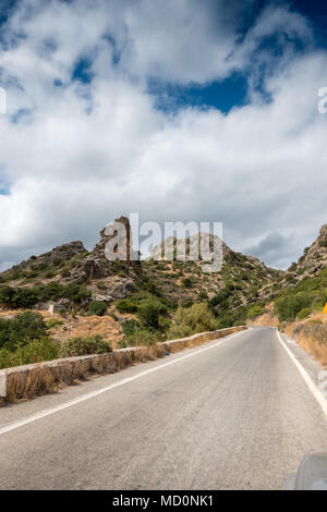 Vue panoramique de la route vide et rocky mountain, Crète, Grèce Banque D'Images