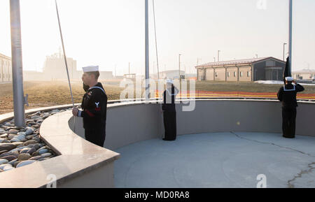 DEVESELU, Roumanie (28 mars 2018) marins affectés à l'installation de soutien naval Deveselu salue pour matin de couleurs à une célébration pour le 50e anniversaire de la guerre du Vietnam. NSF Deveselu AAMDS et Roumanie sont situés dans la base militaire roumaine 99e et jouer un rôle clé dans la défense antimissile balistique en Europe orientale. Banque D'Images