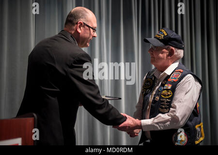 KEYPORT, Washington (Mar. 29, 2018) Région Marine principal de commande du chef Ted Calcaterra, gauche, présente un certificat et une épinglette à Gerald Drumm, de Bremerton, dans, au cours d'une commémoration des anciens combattants du Vietnam reconnaissant le 50e anniversaire de la guerre du Vietnam. C'est la quatrième année pour les États-Unis d'Amérique Guerre du Vietnam événement commémoratif qui honore le service de la vie de 6,6 millions d'anciens combattants de la guerre du Vietnam et à leurs familles le 29 mars, la Journée des anciens combattants du Vietnam. Banque D'Images