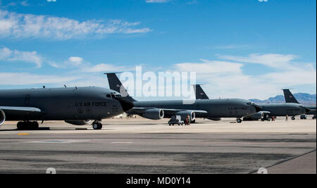 KC-135 Stratotankers de Fairchild Air Force Base, Texas, et la base aérienne MacDill, Floride, se préparer pour le départ sur la ligne de vol au cours de l'exercice Red Flag 18-2 à Nellis Air Force Base, au Nevada, le 12 mars 2018. Drapeau rouge fournit la formation de combat réaliste dans un dégradé, attaquée et opérationnel environnement limité alors que les capacités des unités de test également contre certains des militaires's premier avion. Banque D'Images