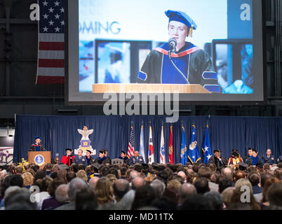 Secrétaire de l'Air Force Heather Wilson donne la parole durant le 2018 Air Force Institute of Technology à l'intérieur de la cérémonie de National Museum of the United States Air Force, Dayton, Ohio, le 22 mars 2018. AFIT se concentre sur l'offre de la défense exceptionnelle à la recherche sur la base de l'enseignement supérieur. Banque D'Images