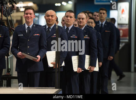 Les élèves jusqu'à la ligne de traverser la scène pendant le 2018 Air Force Institute of Technology à l'intérieur de la cérémonie de National Museum of the United States Air Force, Dayton, Ohio, le 22 mars 2018. AFIT se concentre sur l'offre de la défense exceptionnelle à la recherche sur la base de l'enseignement supérieur. Banque D'Images