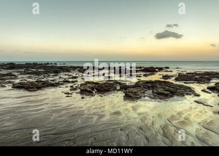 Plage en soirée, après le coucher du soleil à marée basse le sable et rochers formations montrant non couverts par la mer. Klong Nin, Koh Lanta, Thaïlande. Banque D'Images