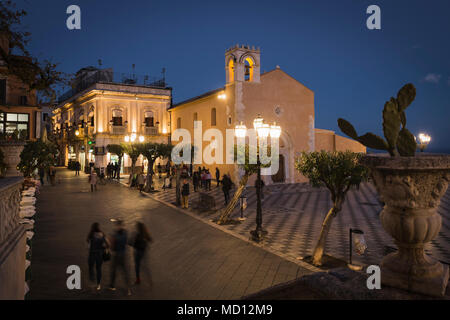 Place IX Apeile square et le Corso Umberto I de Taormina, Sicile. Banque D'Images