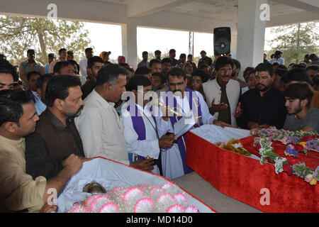 Quetta, Pakistan. Apr 15, 2018. Les chrétiens sont les membres de la Communauté assistent à une cérémonie de funérailles d'une victime de meurtre cible, le mardi 17 avril 2018.Des hommes armés non identifiés à l'extérieur de l'incendie une église a tué 2 membre de la communauté des chrétiens et huit ont été blessés selon la police, incident était mort cible. C'est la deuxième attaque de la communauté minoritaire à Quetta la capitale de la province du Baloutchistan, au Pakistan. Credit : Muhammad Arshad/Pacific Press/Alamy Live News Banque D'Images