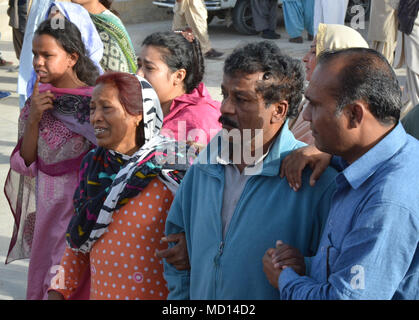 Quetta, Pakistan. Apr 15, 2018. Les chrétiens sont les membres de la Communauté assistent à une cérémonie de funérailles d'une victime de meurtre cible, le mardi 17 avril 2018.Des hommes armés non identifiés à l'extérieur de l'incendie une église a tué 2 membre de la communauté des chrétiens et huit ont été blessés selon la police, incident était mort cible. C'est la deuxième attaque de la communauté minoritaire à Quetta la capitale de la province du Baloutchistan, au Pakistan. Credit : Muhammad Arshad/Pacific Press/Alamy Live News Banque D'Images