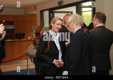 Berlin, Allemagne. Apr 17, 2018. Berlin : Alice Weidel du parti de l'AfD à la réception annuelle de la Confédération des expulsés à l'Hotel Aquino Tagungszentrum/Katholische Akademie. Elle se tient à l'lutrin. Credit : Simone Kuhlmey/Pacific Press/Alamy Live News Banque D'Images