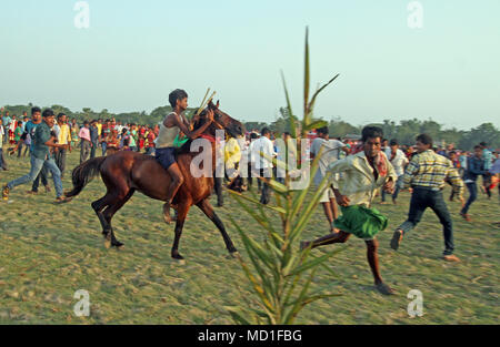 Mathurapur, Inde. Apr 16, 2018. Les villageois se sont réunis pour voir le cheval de course de cheval en milieu rural au cours de Baisakhi annuel juste. Credit : Subhashis Basu/Pacific Press/Alamy Live News Banque D'Images