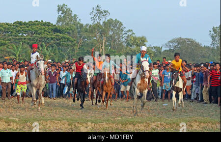 Mathurapur, Inde. Apr 16, 2018. Les villageois ruraux participent à course de chevaux dans une rizière lors de Baisakhi annuel juste. Credit : Subhashis Basu/Pacific Press/Alamy Live News Banque D'Images