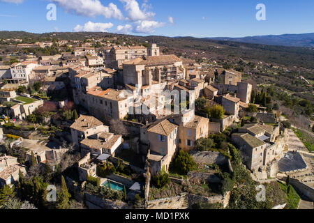 Vue aérienne de Gordes, étiqueté Plus Beaux Villages de France, perché sur un éperon rocheux à la fin de le plateau du Vaucluse, dominé par sa Ren Banque D'Images