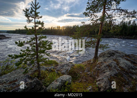 La frontière entre la Finlande et la Suède en Muonio, Laponie, Finlande. La Suède est sur le côté droit de la rivière Banque D'Images