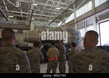 Aviateurs, affecté à la 22e Groupe Maintenance accepter le premier KC-46 Pegasus moteur de rechange de Boeing au leadership site McConnell Air Force Base, Texas, le 5 mars 2018. Le KC-46 est la prochaine génération de ravitaillement en vol et cargo). (U.S. Photo de l'Armée de l'air par la Haute Airman Christopher Thornbury) Banque D'Images