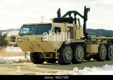 Des soldats à Fort McCoy, Wisconsin (Etats-Unis), pour la formation à l'exercice de formation de soutien au combat (CSTX) 78-18-03 L'exploitation d'un véhicule militaire sur les zones de cantonnement, le 7 mars 2018, à Fort McCoy, Wisconsin CSTX 78-18-03 est un exercice, coordonné par la 78e Division de la formation, qui assure l'Amérique de l'armée et les soldats sont formés et prêts à se déployer à court préavis et apporter capable, aptes au combat, et la puissance de feu meurtrière à l'appui de l'armée et nos partenaires n'importe où dans le monde. (U.S. Photo de l'Armée de Scott T. Sturkol) Banque D'Images