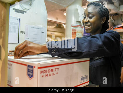 180312-N-ET513-049 MER MÉDITERRANÉE (12 mars 2018) Spécialiste en logistique 3e classe Chantal Jackson un paquet d'étiquettes dans le bureau de poste de la classe Arleigh Burke destroyer lance-missiles USS Laboon (DDG 58), le 12 mars 2018. Laboon, home-porté au Naval Station Norfolk, est dans la sixième flotte américaine zone d'opérations à l'appui des alliés et des partenaires régionaux et les intérêts de sécurité nationale des États-Unis en Europe et en Afrique. (U.S. Photo par marine Spécialiste de la communication de masse Kallysta 3e classe Castillo/libérés) Banque D'Images