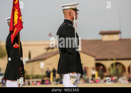 Le Capitaine Matthew S. Galadyk, commandant de peloton, U.S. Marine Corps, silencieuse se prépare pour "passer en revue" au cours de la première tournée de la côte ouest à performance Marine Corps Air Station Yuma, Yuma, Az., 7 mars 2018. Le colonel David A. Suggs, commandant, MCAS Yuma, a agi à titre d'officiel de l'hébergement et a parlé avec les marins de la BCD après la performance. Marine Corps officiel (photo par le Cpl. Damon Mclean/libérés) Banque D'Images