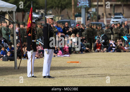 Le Capitaine Matthew S. Galadyk, commandant de peloton, Corps des Marines des États-Unis, demande silencieuse de commandes pour le SDP marines pendant la première tournée sur la côte ouest à performance Marine Corps Air Station Yuma, Yuma, Az., 7 mars 2018. Le colonel David A. Suggs, commandant, MCAS Yuma, a été l'officiel d'hébergement et a parlé aux marins de la BCD après la performance. Marine Corps officiel (photo par le Cpl. Damon Mclean/libérés) Banque D'Images