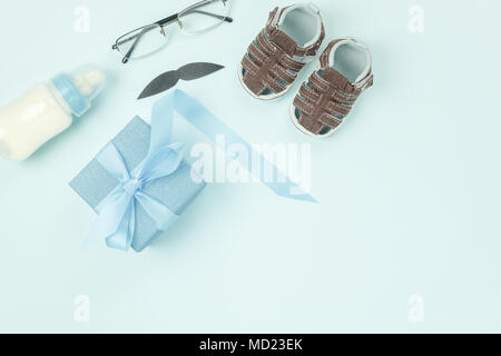 Décorations de table voir l'Heureux Pères jours maison de vacances historique concept.Télévision jeter boîte-cadeau pour Papa avec accessoire indispensable de signer des objets daddy seaso Banque D'Images