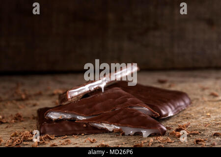 Close up de Chocolat noir fourré de crème de menthe sur fond de bois Banque D'Images