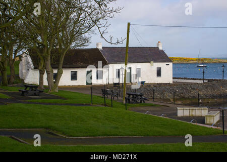 17 avril 2018 Le célèbre Irish cottages à Cockle Ligne dans Groomsport Harbour dans le comté de Down en Irlande du Nord. Une destination populaire pour les visiteurs et à Banque D'Images