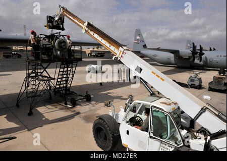 Aviateurs du 75e Escadron de transport aérien expéditionnaire effectuer rapidement des réparations et de l'hélice du moteur sur un C-130J Super Hercules au Camp Lemonnier, Djibouti, le 14 mars 2018. Les dommages ont été causés par la détérioration normale, ainsi que les débris de l'objet, et a dû être réparé rapidement pour s'assurer qu'aucune interruption dans les opérations aériennes. (Photo par Tech. Le Sgt. Alexander Farver) Banque D'Images