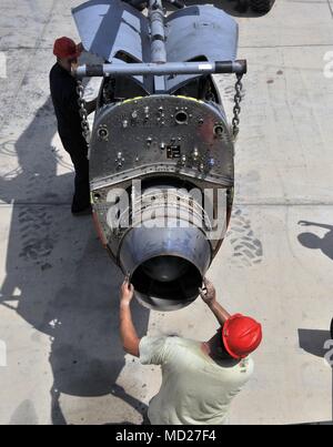 Aviateurs du 75e Escadron de transport aérien expéditionnaire effectuer rapidement des réparations et de l'hélice du moteur sur un C-130J Super Hercules au Camp Lemonnier, Djibouti, le 14 mars 2018. Les dommages ont été causés par la détérioration normale, ainsi que les débris de l'objet, et a dû être réparé rapidement pour s'assurer qu'aucune interruption dans les opérations aériennes. (Photo par Tech. Le Sgt. Alexander Farver) Banque D'Images