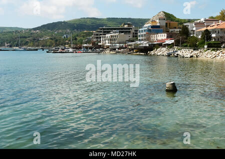 Vue de la côte de la populaire station balnéaire bulgare de Balchik au printemps. Banque D'Images