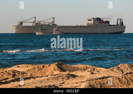 Army Landing Craft Mechanized (LMC) est un navire exploité par la 464th Transportation Company pour transporter et décharger du matériel de guerre sur des systèmes modulaires de chaussée pendant les opérations JLOTS. Le tirage photographique d'archives documente les opérations amphibies à Fort Story, en Virginie, le 9 mars 2018. Banque D'Images