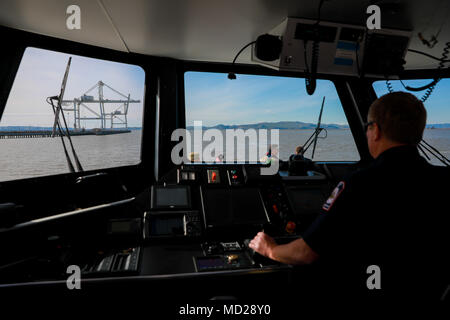 Un pompier du côté de la jetée de l'un des deux lecteurs de feu de l'armée américaine lors de l'opération Trans bateaux Mariner 18 Ouest à Ocean Terminal militaire Concord, Californie, le 6 mars 2018. Mariner 18 Trans West est une mission stratégique de l'armée américaine, l'utilisation de la réserve de la Garde nationale et des soldats de l'armée de mener des opérations portuaires et du matériel de l'Armée permettant des conteneurs de munitions pour les voyages. (U.S. Photo de l'armée par le Sgt. Eben Boothby) Banque D'Images