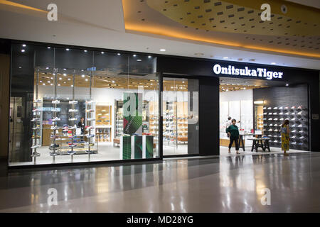 CHIANG MAI, THAÏLANDE - 16 avril 2018 : Boutique Onitsuka Tiger. Boutique à l'intérieur de Central Festival Chiangmai. Entreprise moderne Plaza à Chiangmai. Banque D'Images