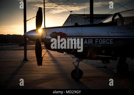 Formation des pilotes-étudiants spécialisés élèves pilotes de continuer leur formation le 15 mars 2018. Le T-6 Texan II est le formateur principal pour la formation des pilotes de la Force aérienne de premier cycle les étudiants.(U.S. Air Force photo par Airman Zachary Heal) Banque D'Images