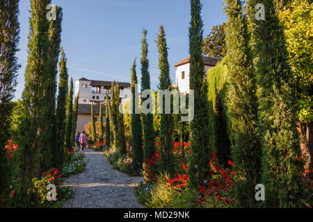 Grenade, Andalousie, Espagne - Octobre 7th, 2012 : jardins colorés du Generalife dans l'Alhambra et Generalife complexe de palais et forteresse Banque D'Images