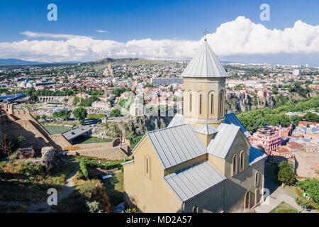 Tbilissi, Géorgie Tbilissi : cityscape vu de la forteresse de Narikala avec l'église de st. Nicholas en premier plan. Banque D'Images
