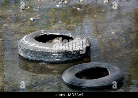 Pneus faisant l'objet d'exposés après la vidange du Canal de Birmingham et Fazeley, West Midlands, Royaume-Uni Banque D'Images