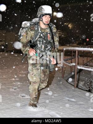 1Le Lieutenant Austin Kong, un quartier-maître général avec la 339e compagnie de quartier-maître, 498e Bataillon de soutien de soutien au combat, et natif de Allen, Texas, participe à un 12-mile ruck mars lors de la 19e Commandement de soutien expéditionnaire Concours meilleur guerrier, le 8 mars au Camp Walker, Daegu, Corée. La météo prévoit la pluie tomber sur ce jour particulier. Soldats participant à l'événement ont été surpris de voir leur Mère Nature a traité une forte dose de neige, exigeant les concurrents à changer leur mentalité et de s'adapter aux éléments. Banque D'Images